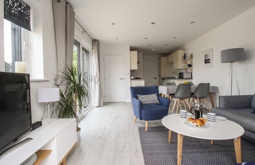 Bere Regis Cottage | MEADOW VIEW BARN, family friendly, with a garden in Bere Regis