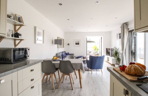 Bere Regis Cottage | MEADOW VIEW BARN, family friendly, with a garden in Bere Regis