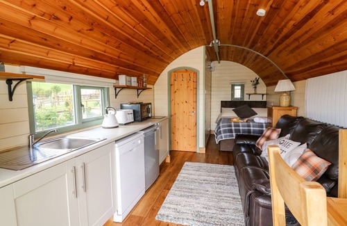 Rhayader Cottage | MEADOW VIEW, pet friendly, with hot tub in Rhayader