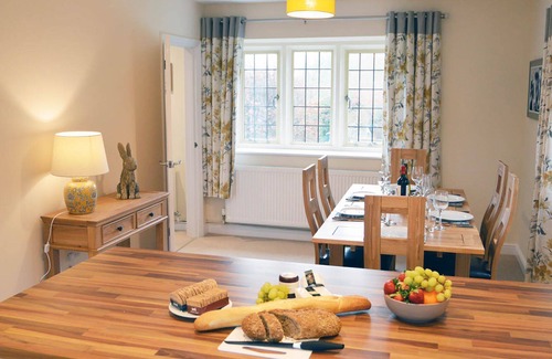 Coln St Aldwyns Cottage | Meadow View - sleeps 6 guests in 3 bedrooms