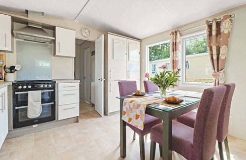 Newton Saint Cyres Ski Chalet | Meadow View Splash Retreat - Swimming Pool & Fishing Nearby