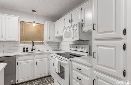 Wichita Falls House | Meadowcliff Retreat! Charming 3-bedroom house in Wichita Falls with AC, WiFi