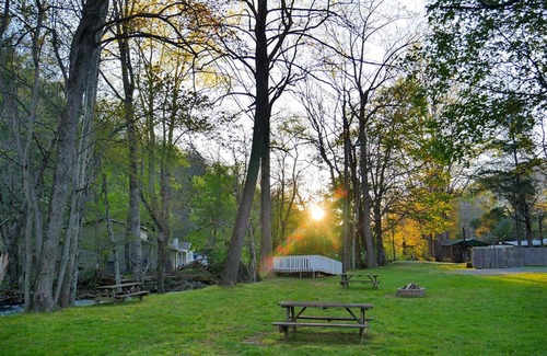 Maggie Valley Hotel | Meadowlark Motel with Restaurant & Bar
