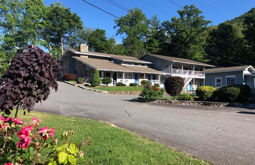 Maggie Valley Hotel | Meadowlark Motel with Restaurant & Bar