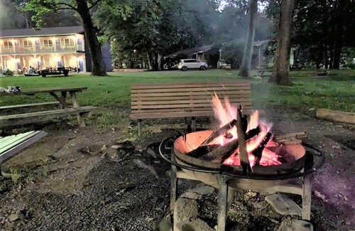 Maggie Valley Hotel | Meadowlark Motel with Restaurant & Bar