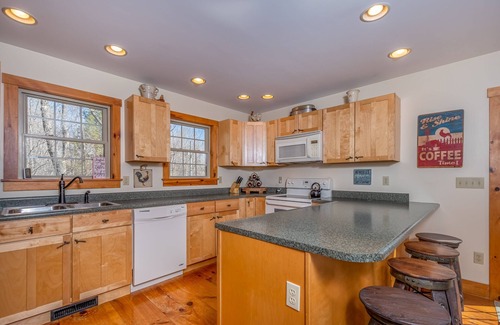 Oakland House | Meant to Be | Pet Friendly + Serene Wooded Views & Fire Pit!