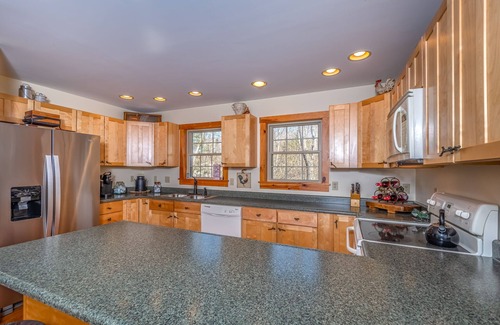 Oakland House | Meant to Be | Pet Friendly + Serene Wooded Views & Fire Pit!