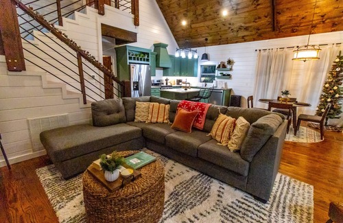 Broken Bow Cabin | Meant To Bee - Hot Tub, Ping Pong , Shuffle Board, Paved Rd, Spacious Deck!