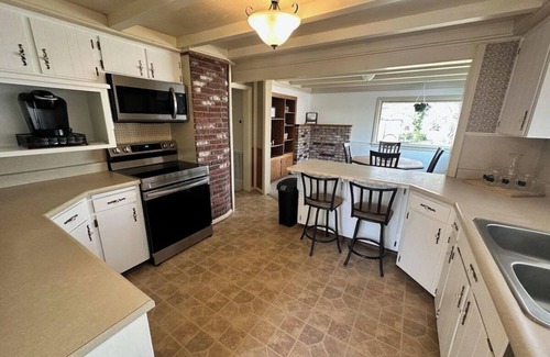 Medford House | Medford Home and 2 Condos with Pool