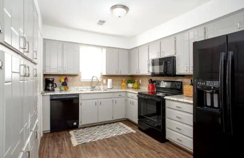 Amarillo House | Medi-Park Retreat - Cheerful 2 BD near Hospitals!