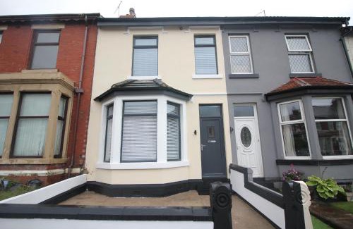 Blackpool House | Media Manor - Fully Refurbished in 2022 - Large 6 Bedrooms, 3 Bathrooms plus Media Games Room