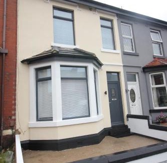 Blackpool House | Media Manor - Fully Refurbished in 2022 - Large 6 Bedrooms, 3 Bathrooms plus Media Games Room