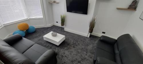 Blackpool House | Media Manor - Fully Refurbished in 2022 - Large 6 Bedrooms, 3 Bathrooms plus Media Games Room