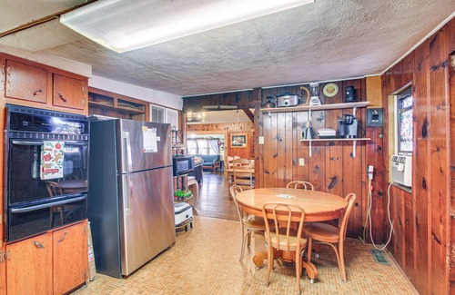 Medicine Park Cabin | Medicine Park Getaway: Kayaks, Deck & Mtn Views!