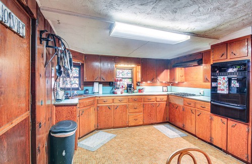 Medicine Park Cabin | Medicine Park Getaway: Kayaks, Deck & Mtn Views!