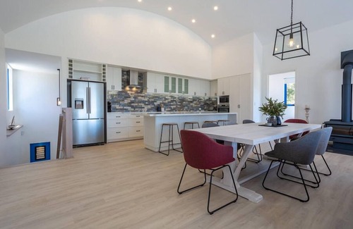 Margaret River House | Mediterranean home sleeping 10, magical views with tennis court