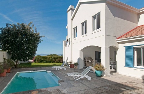 Westcliff House | Mediterranean Style Double Story ~ Luxury Holiday Home Overlooking Walker Bay