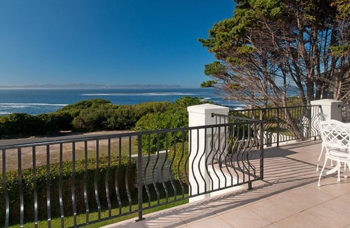 Westcliff House | Mediterranean Style Double Story ~ Luxury Holiday Home Overlooking Walker Bay
