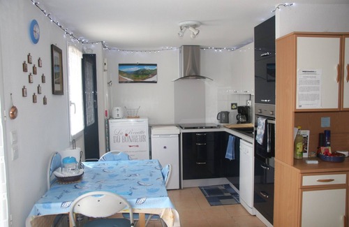 Portiragnes Villa | Mediterranean style 2 bedroom villa with large terrace and modern kitchen.