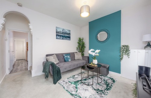 Wainscot House | Medway, Rochester Stays - Contractors, Free Parking, Garden, Sleeps to 7 guests
