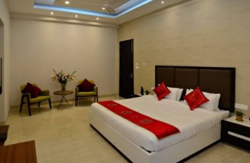 DLF City Apartment | Meera Suites @ DLF 2 - Suite 4