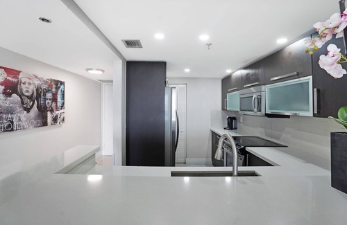 Downtown Miami Condo | Meet Me in Miami! Renovated 2 Bedroom Condo, Miami Skyline and Water Views!