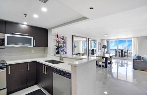 Downtown Miami Condo | Meet Me in Miami! Renovated 2 Bedroom Condo, Miami Skyline and Water Views!