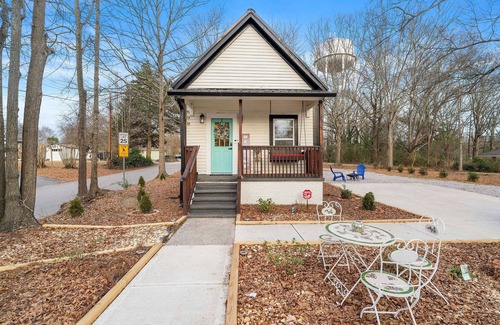 Monroe House | Mel-C's Cozy Cottage nComfy Retreat in the Heart of nDowntown Monroe Georgia