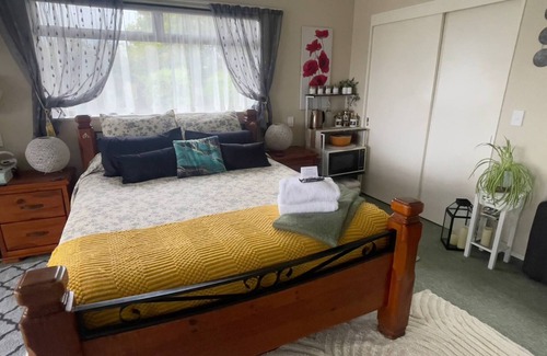 Te Kuiti Bed & Breakfast | Mel's Retreat - Deluxe Family Room with Disability Access