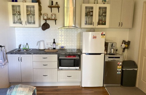 Calare Bed & Breakfast | Melaleuca Retreat: Pet friendly, near bushwalks, wineries & restaurants. EV.