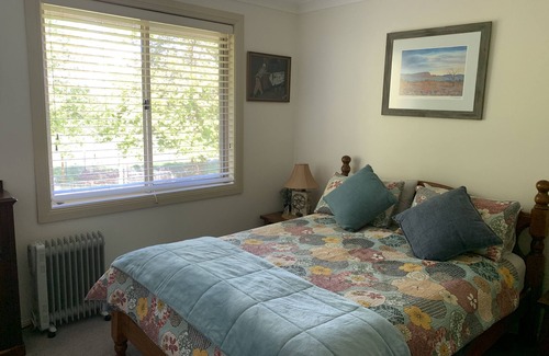 Calare Bed & Breakfast | Melaleuca Retreat: Pet friendly, near bushwalks, wineries & restaurants. EV.