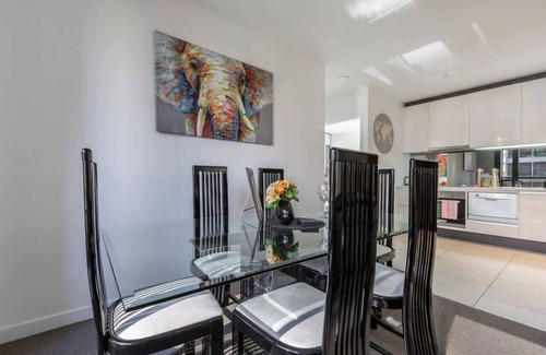 Melbourne Central Business District Apartment | Melbourne CBD Luxury Views*WiFi*Netflix
