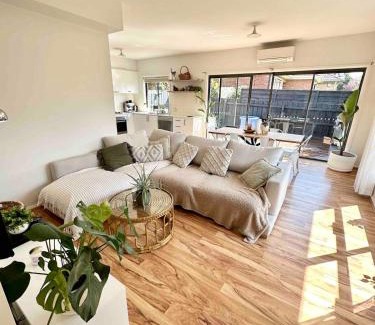 Oak Park House | Melbourne home close to Airport & Train Station