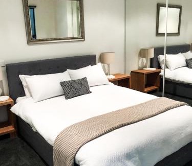 Melbourne Central Business District Apartment | Melbourne River Views