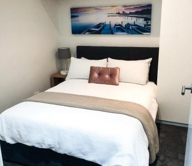 Melbourne Central Business District Apartment | Melbourne River Views