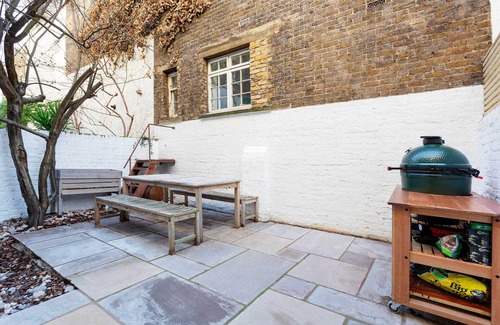 Pembridge Apartment | Mellow Yellow by Holland Park, by Veeve