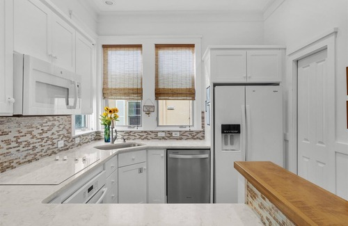 Sunnyside House | Mellow Yellow! Carillon Beach, 2 Homes from the Beach Boardwalk 4 Br.