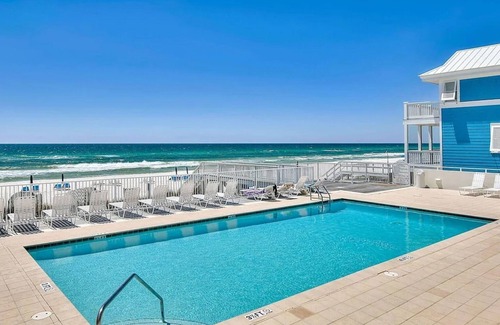 Sunnyside House | Mellow Yellow! Carillon Beach, 2 Homes from the Beach Boardwalk 4 Br.
