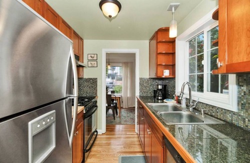 Hawthorne Hills House | Mellow Yellow | UW & Children's | Free parking!