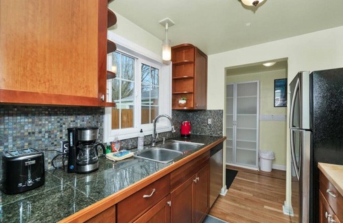 Hawthorne Hills House | Mellow Yellow | UW & Children's | Free parking!