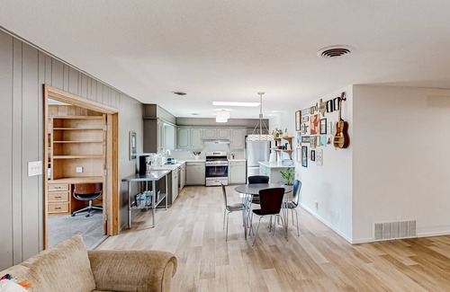 Lubbock House | Melonie Park dog-friendly home near Texas Tech with yard, grill, jetted tub, AC