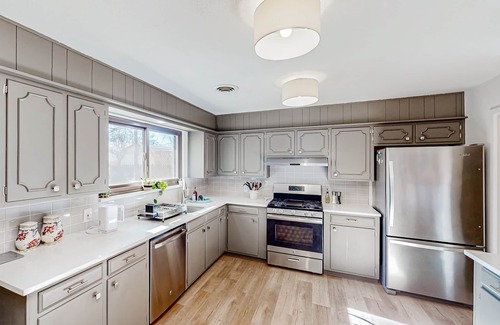 Lubbock House | Melonie Park dog-friendly home near Texas Tech with yard, grill, jetted tub, AC