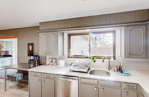 Lubbock House | Melonie Park dog-friendly home near Texas Tech with yard, grill, jetted tub, AC