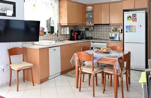 Anavyssos Apartment | Melrose maisonette by the sea