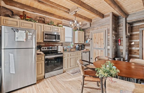 Gatlinburg - Pigeon Forge Cabin | Melton's View Built by the Barnwood Builders Season Eight.