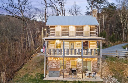 Gatlinburg - Pigeon Forge Cabin | Melton's View Built by the Barnwood Builders Season Eight.