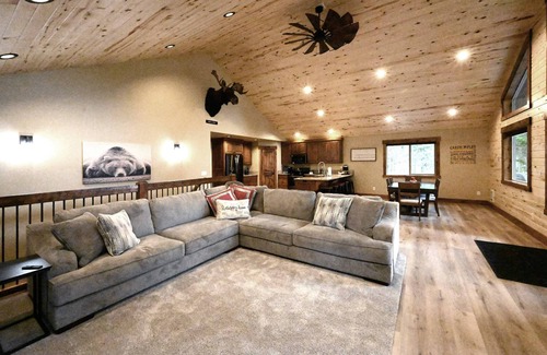Island Park Cabin | Melvin's Retreat, Sleeps 12, 19 Miles to Yellowstone!