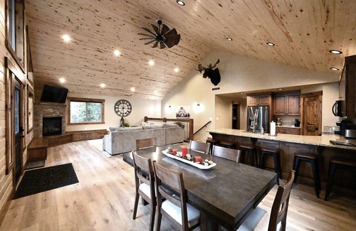 Island Park Cabin | Melvin's Retreat, Sleeps 12, 19 Miles to Yellowstone!