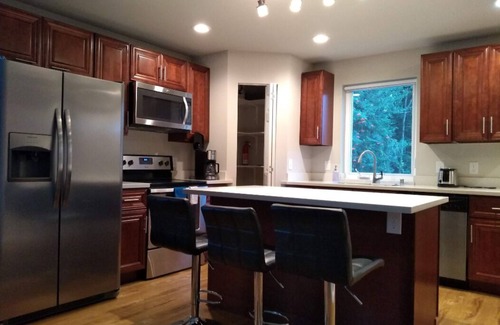 Renton House | ⁂ Memory Foam Bed, Blackout Curtains & Smart TV