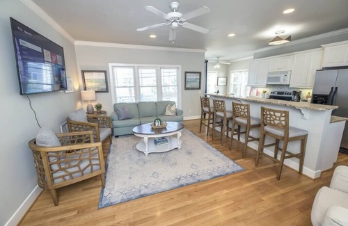 Wrightsville Beach Condo | Memory Lane-Family Retreat- 1 Block From Ocean, King Bed, Parking For 4 Vehicles